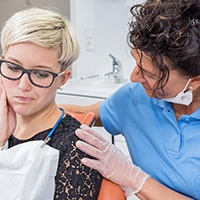 Dentist explaining cost of treating dental emergencies in San Antonio